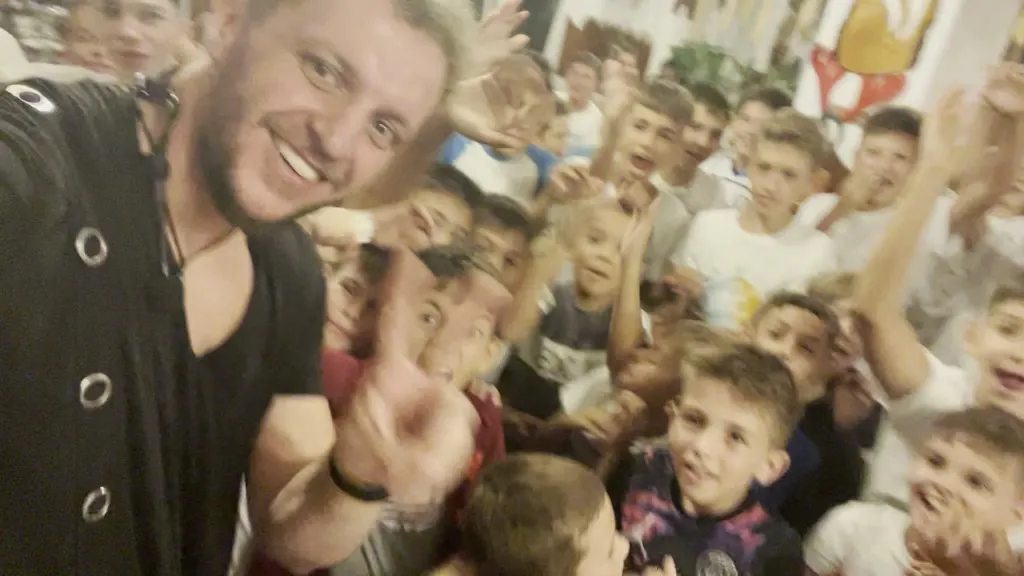 George Gache la finalul unui spectacol FunBoy, înconjurat de copii care aplaudă
